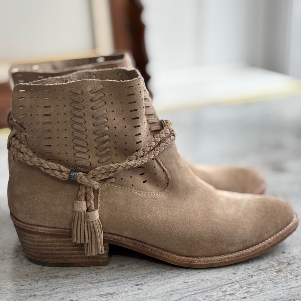 Dolce Vita Tan Suede Slouchy Ankle Boots Fringe Tassel Western Neutral Size 7.5